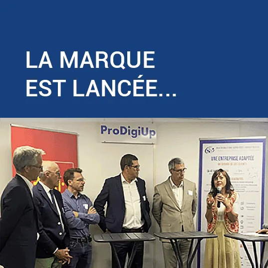 Un groupe de personnes debout devant une affiche avec logo ProDigiUp et texte "la marque est lancée".